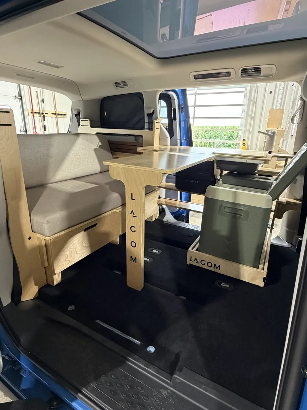 Banquette Samhall avancée, table et cuisine dans un Volkswagen ID. Buzz