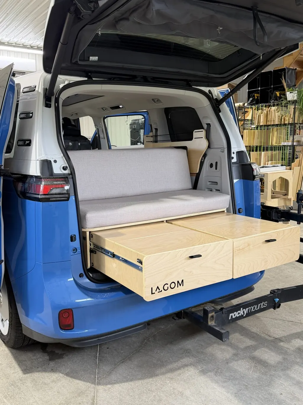 Banquette Samhall et deux grands tiroirs sortis par le hayon d'un Volkswagen ID. Buzz