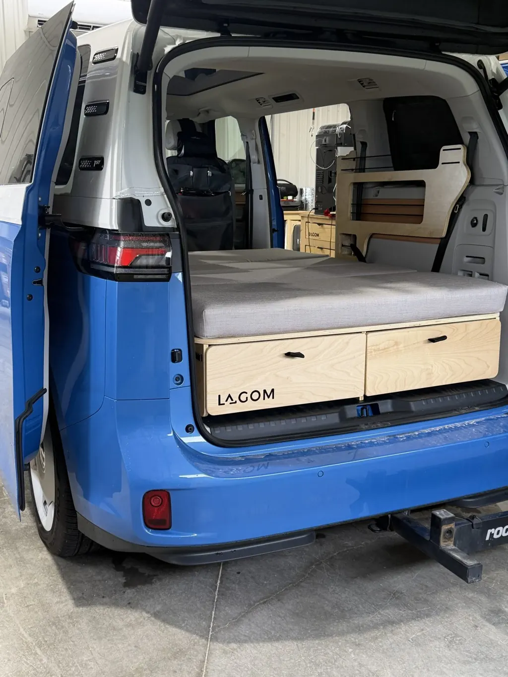 Lit Samhall et tiroirs fermés, vus par le hayon d'un Volkswagen ID. Buzz
