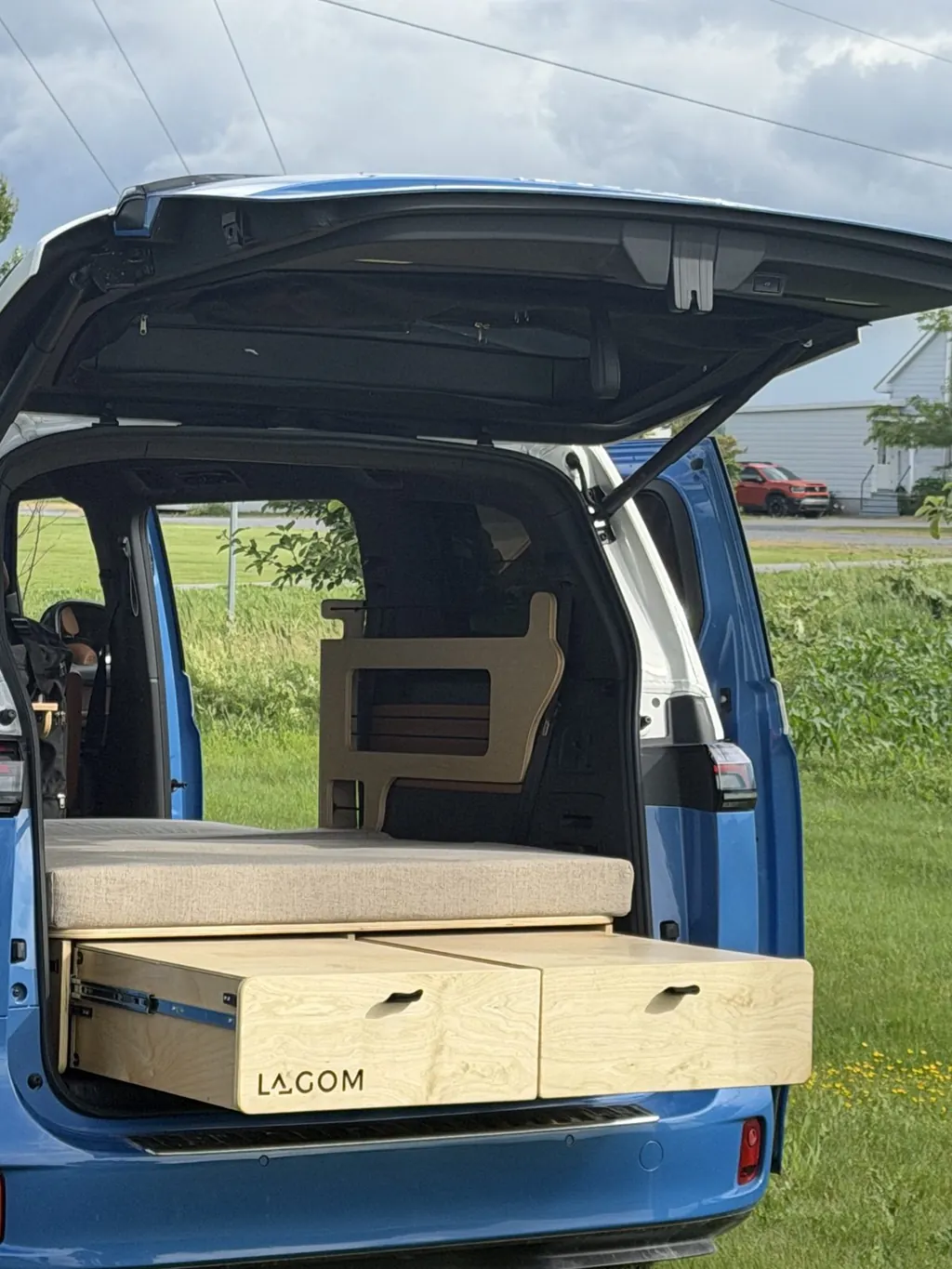 Lit Samhall et tiroirs vus par le hayon d'un Volkswagen ID. Buzz, dehors