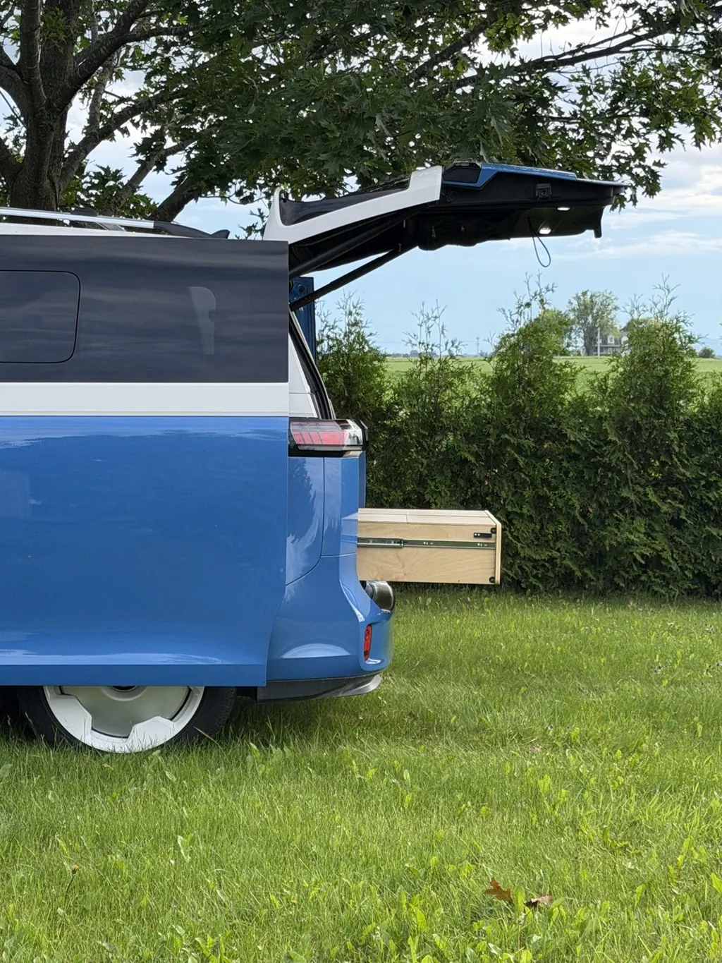 Tiroir arrière sorti par le hayon d'un Volkswagen ID. Buzz, dehors