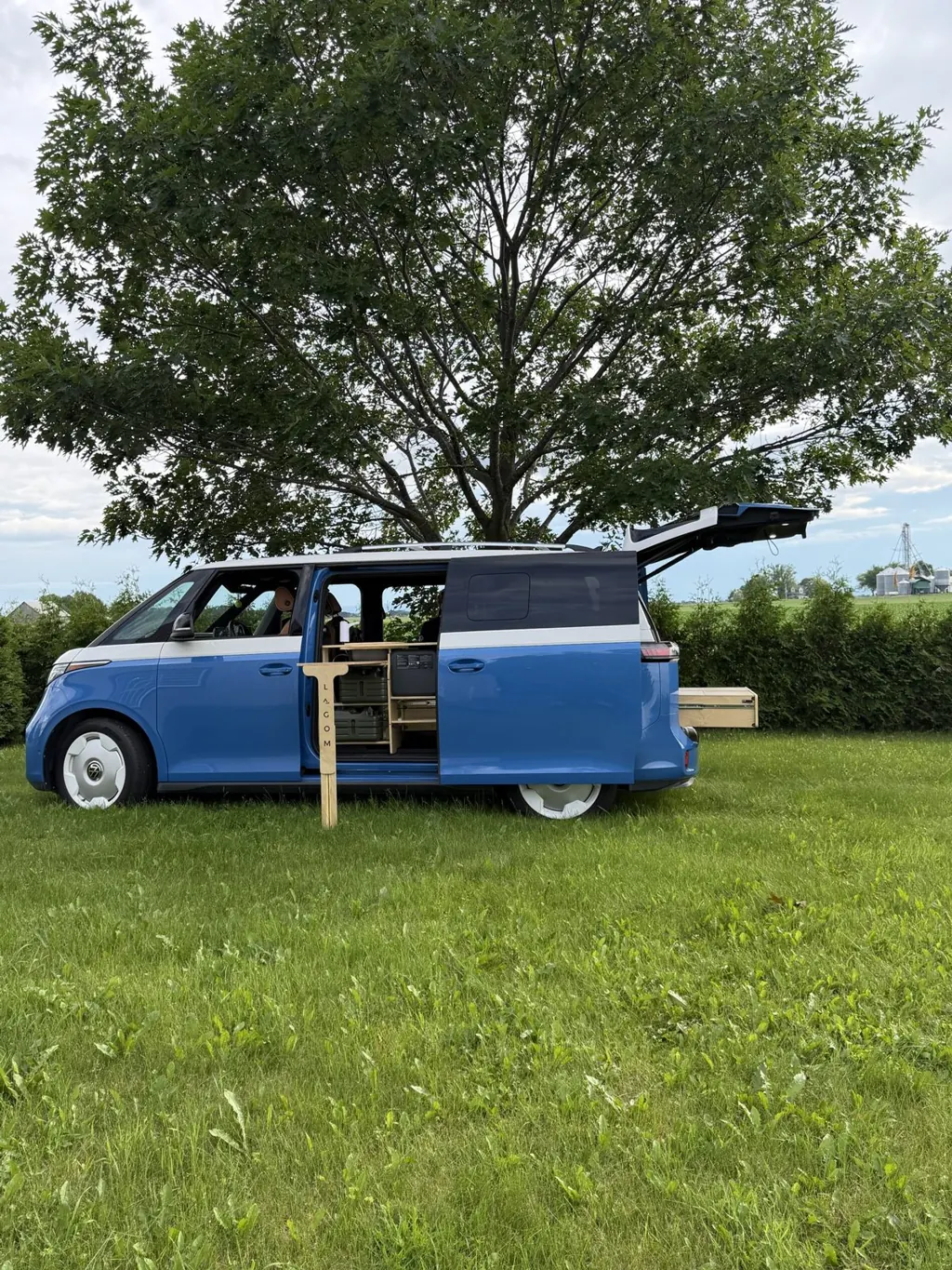 Volkswagen ID. Buzz bleu et blanc équipé d'un kit Lagom, vu de profil