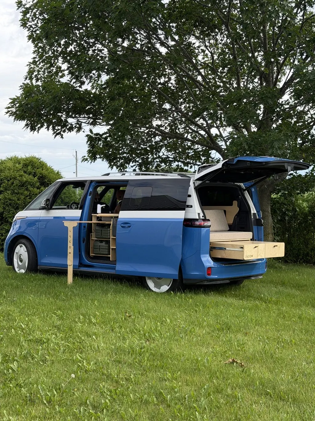 Volkswagen ID. Buzz avec un kit Samhall, vu de trois quarts arrière, porte coulissante et hayon ouverts