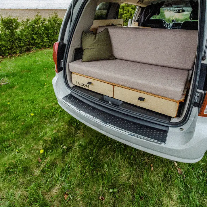 Tiroirs arrière d'un kit Lagom qui s'ouvrent par le hayon d'une minivan Dodge Grand Caravan, sous le sofa
