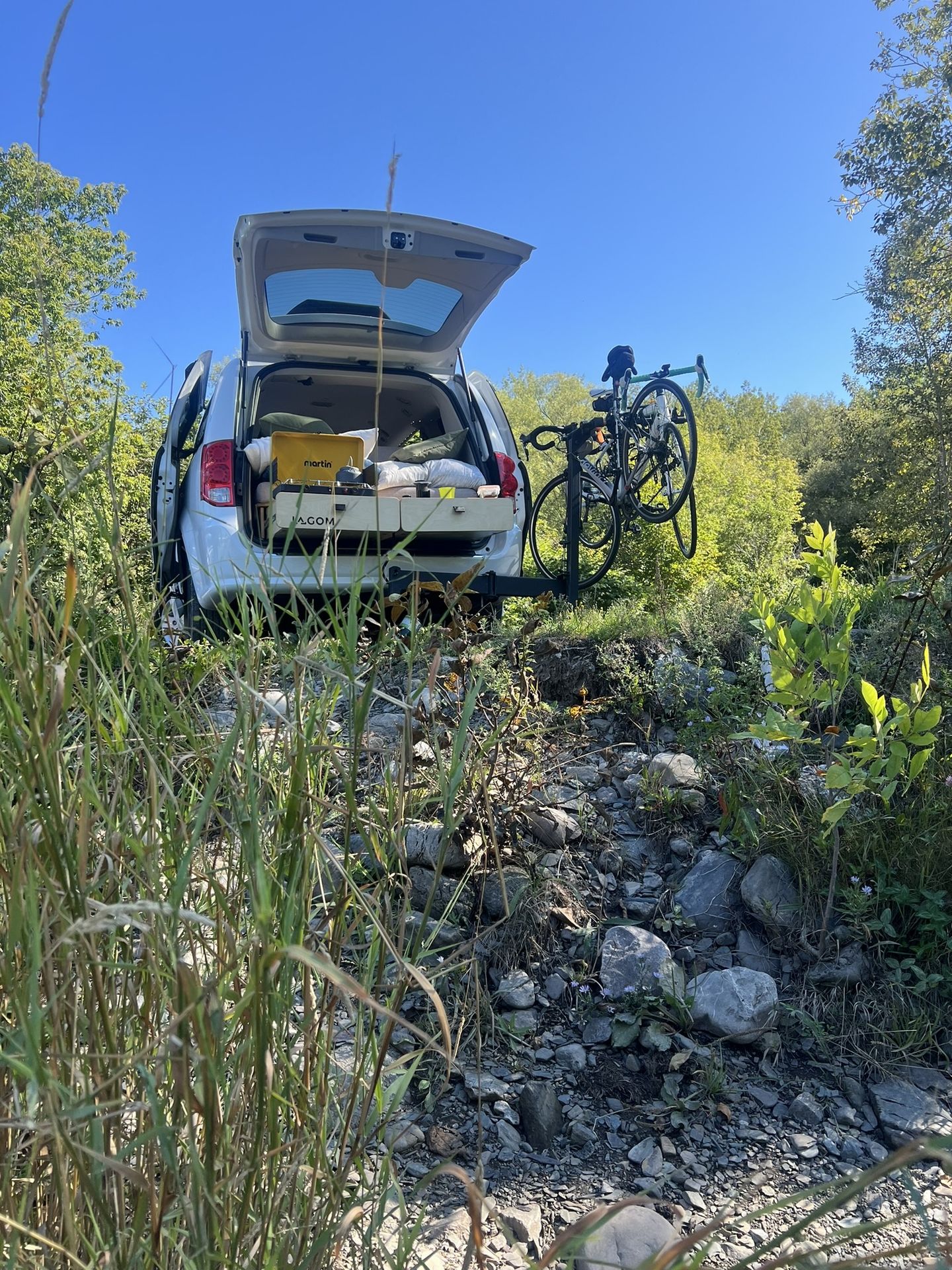 Dodge Grand Caravan équipée au bord de l'eau, vélos à l'arrière