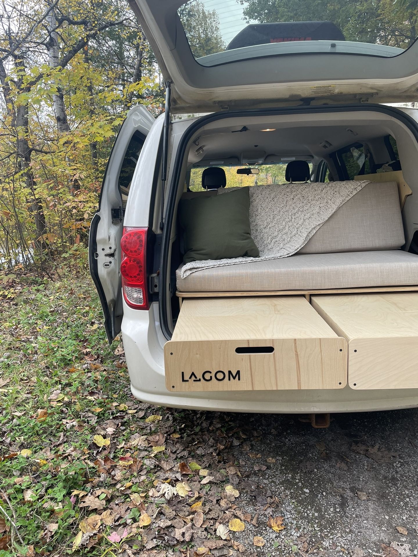Banquette et tiroirs Lagom par le hayon d'une Dodge Grand Caravan, en forêt
