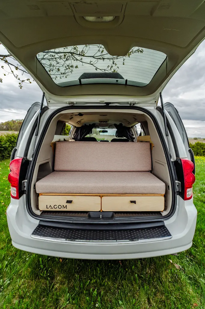 Samhall en banquette dans une Dodge Grand Caravan, vu par le hayon