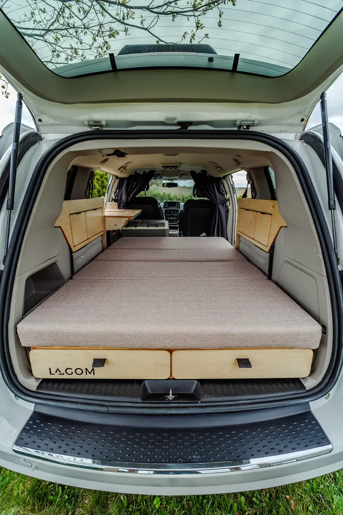 Samhall déplié en lit dans une Dodge Grand Caravan