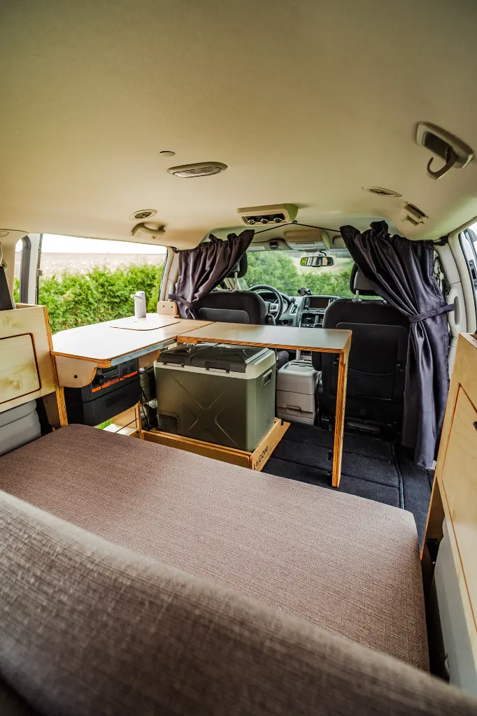 Samhall en lit avec la table, dans une Dodge Grand Caravan