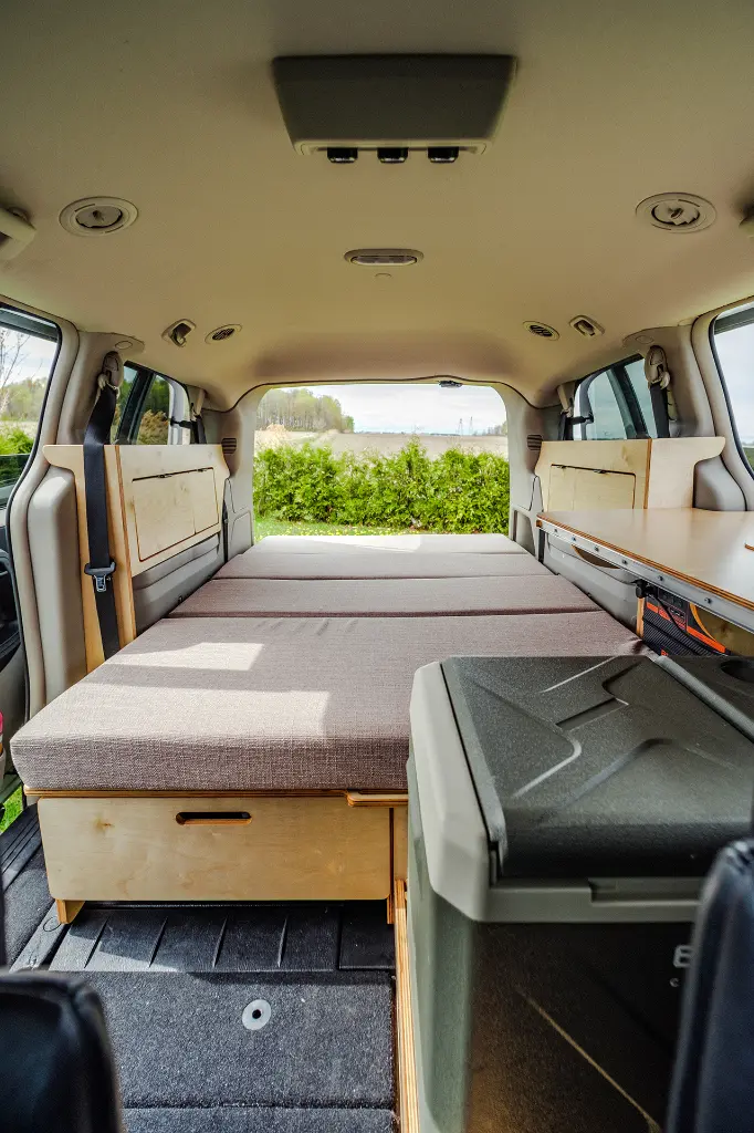 Lit Samhall et glacière dans une Dodge Grand Caravan