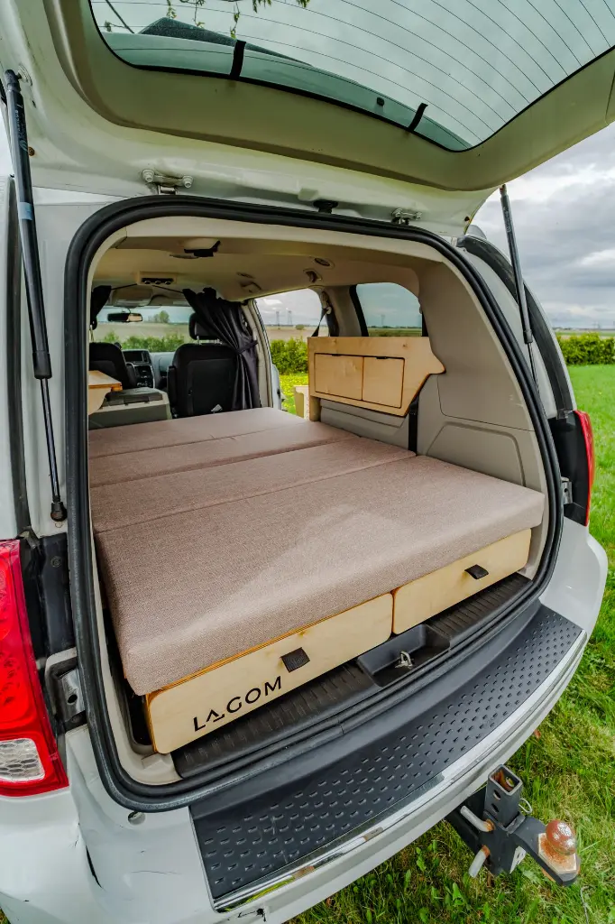 Samhall en lit, vu de côté par le hayon d'une Dodge Grand Caravan
