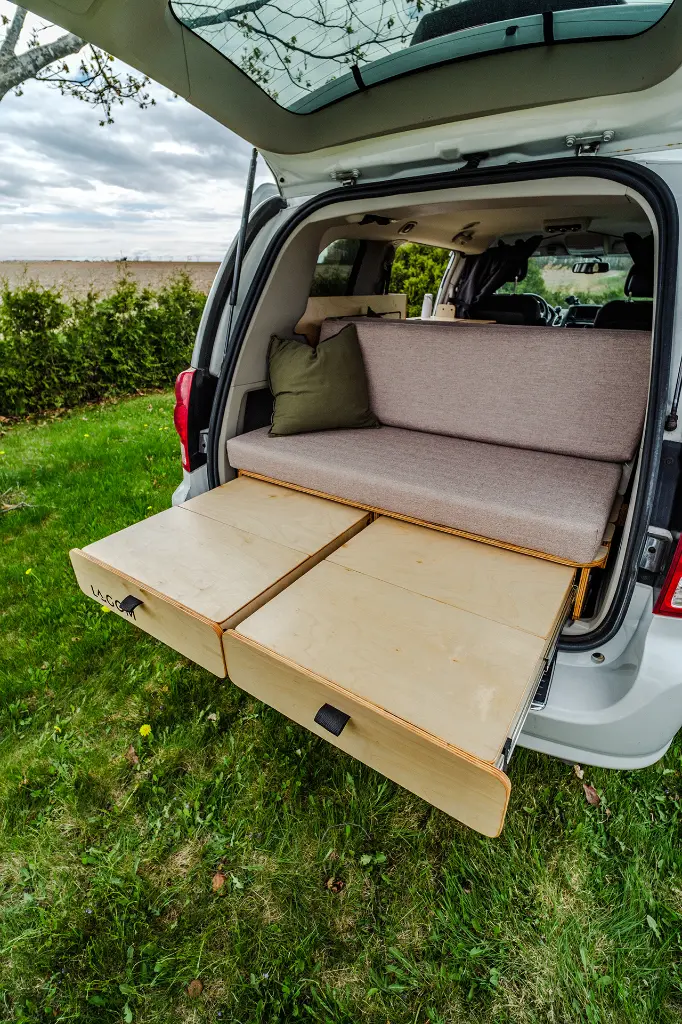 Deux tiroirs arrière sortis par le hayon d'une Dodge Grand Caravan